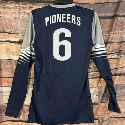 Футболка Wayland Baptist University Pioneers No6 размер Small LS темно-серая с белыми полосками - Изображение 1 из 4