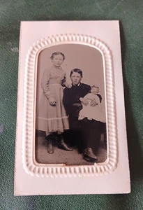 Antiker Junge & Mädchen mit Puppe 1/6 Teller Ferrotype Tintype Jordan Bro Utica NY-MINT - Bild 1 von 3