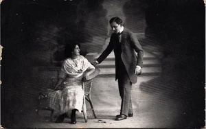 Edles Paar an einer Bank Vintage Postkarte B180 - Bild 1 von 2