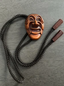 Korean Hahoetal Yangban Resin Wood Look Face Mask Bolo Tie Vintage 2.5"x1.75" - Picture 1 of 6