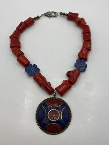 Collier pendentif médaillon tribal laiton incrustation de perles pierre rouge et bleu violet - Photo 1/9