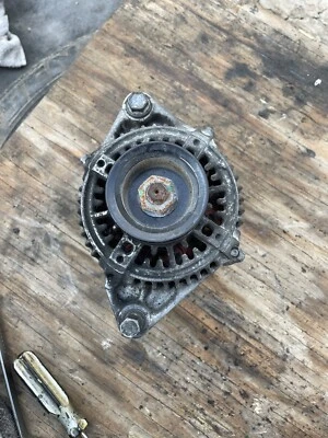 Alternador Toyota Supra MK3 1986-1992 7MGTE Toyota en estado de funcionamiento  Foto 1 de 4