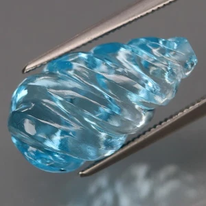 15,99Cts. Verzückende Farbe! GROSSER Schweizer Blautopas Tropfenschnitzerei (gebohrt) SAUBER - Bild 1 von 4