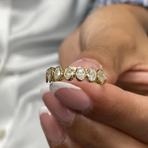 Anillo ovalado con banda de diamantes VS F 0,59 quilates creado en laboratorio oro amarillo de 14 k conjunto de 7 biseles de piedras - Imagen 1 de 6