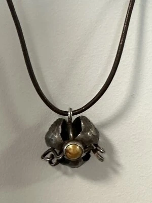 Collar colgante de cuero con perlas Anthropologie Foto 1 de 4