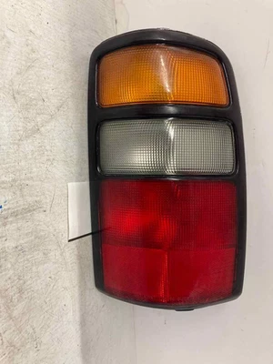 Chevrolet Tahoe 2005 luz trasera luz trasera lado del pasajero Foto 1 de 3