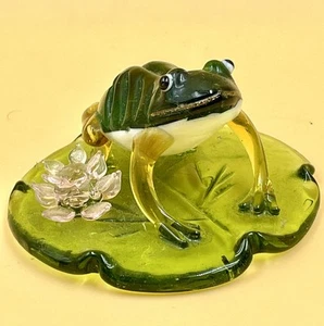 Rana de vidrio verde Lenox en almohadilla de lilly con flor 3,25” W X 2” H - Imagen 1 de 6