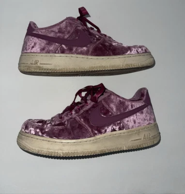 Nike Air Force 1 '07 Berry Terciopelo Tenis Juveniles Talla 5.5Y (849345-601) Foto 1 de 4