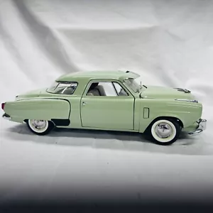 1:18 MODELOS MARCA 1951 STUDEBAKER CUPÉ VERDE SOBRE CREMA #0932 - SIN FAROS - Imagen 1 de 12
