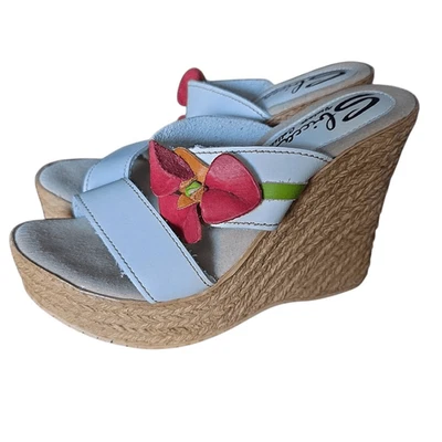 Alpargata Sbicca para mujer talla 7 de cuero blanco con flores rojas con tacones de cuña deslizables Foto 1 de 4