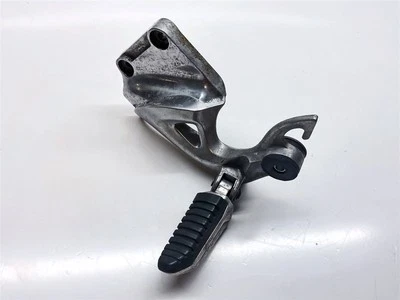 Reposapiés trasero izquierdo Suzuki GSX1300R Hayabusa 2008 - 4370015H00000 Foto 1 de 4