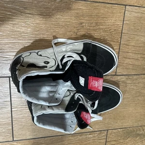 Peanuts x Vans Snoopy y Woodstock Zapatos de caña alta para hombre 8,5 para mujer 10 en muy buena condición - Imagen 1 de 12