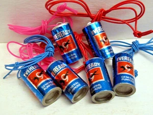 10 Eveready 9 Lives Collar de Batería Dijes Máquina Expendedora Juguete Premio Stock Antiguo - Imagen 1 de 1