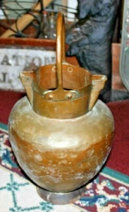 Antigua jarra de agua de doble pico de cobre de Oriente Medio con mango primitivo - Imagen 1 de 11