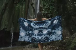 Toalla de playa Shibori tinte azul marino - Imagen 1 de 11