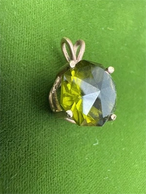 14K Yellow Gold Green Peridot Pendant 2.6 grams approximately 3/4" FREE SHIPPING - Image 1 of 4