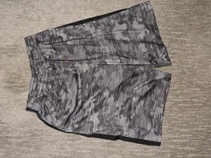 Champion Jungen Gr. XL grau tarnfarben elastische Taille Polyester Shorts 11" Innennaht - Bild 1 von 3