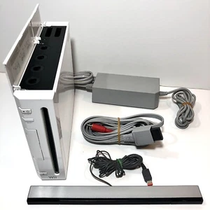 Nintendo Wii White Console Bundle Cables Gamecube Compatible USA RVL-001 Gaming - Picture 1 of 1
