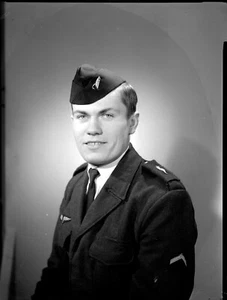 Portrait studio homme militaire - ancien négatif photo an. 1960 - Picture 1 of 1