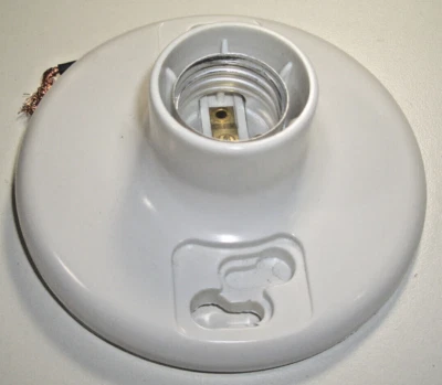 ONE 2-WIRE PLASTIC LAMP-HOLDER  MODEL:GE-6028A  660W  600V NEW!! - Image 1 of 4