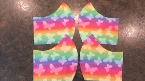KONTURIERTE HANDGEFERTIGTE GESICHTSMASKE ~ WASCHEN & WIEDERVERWENDEN ~ FILTERTASCHE ~ REGENBOGEN SCHMETTERLINGE - Bild 1 von 4