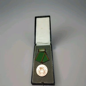  RDA Medalla por Servicios Leales en el NVA sin emblema con número KVP Banda  - Imagen 1 de 8