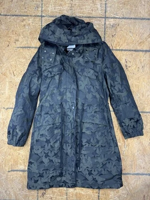 Gabardina de camuflaje Avec Les Filles para mujer talla grande verde militar Foto 1 de 4