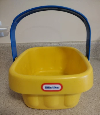 Cesta amarilla vintage Little Tikes talla infantil con mango azul Foto 1 de 4
