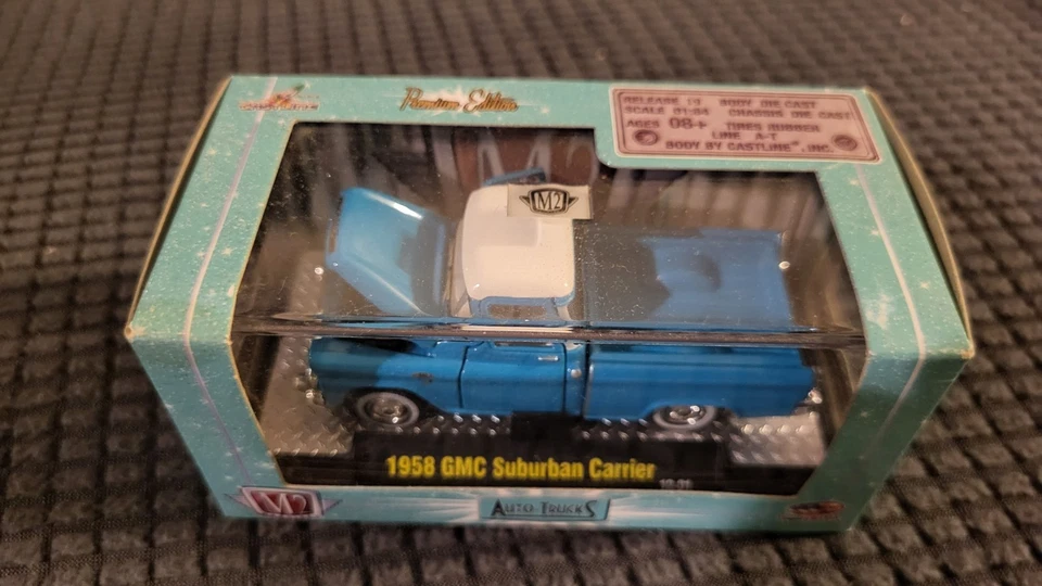 Camiones automáticos GMC Suburban Carrier 1958 M2 Machines azul y blanco fundido a presión 1:64 Foto 1 de 4