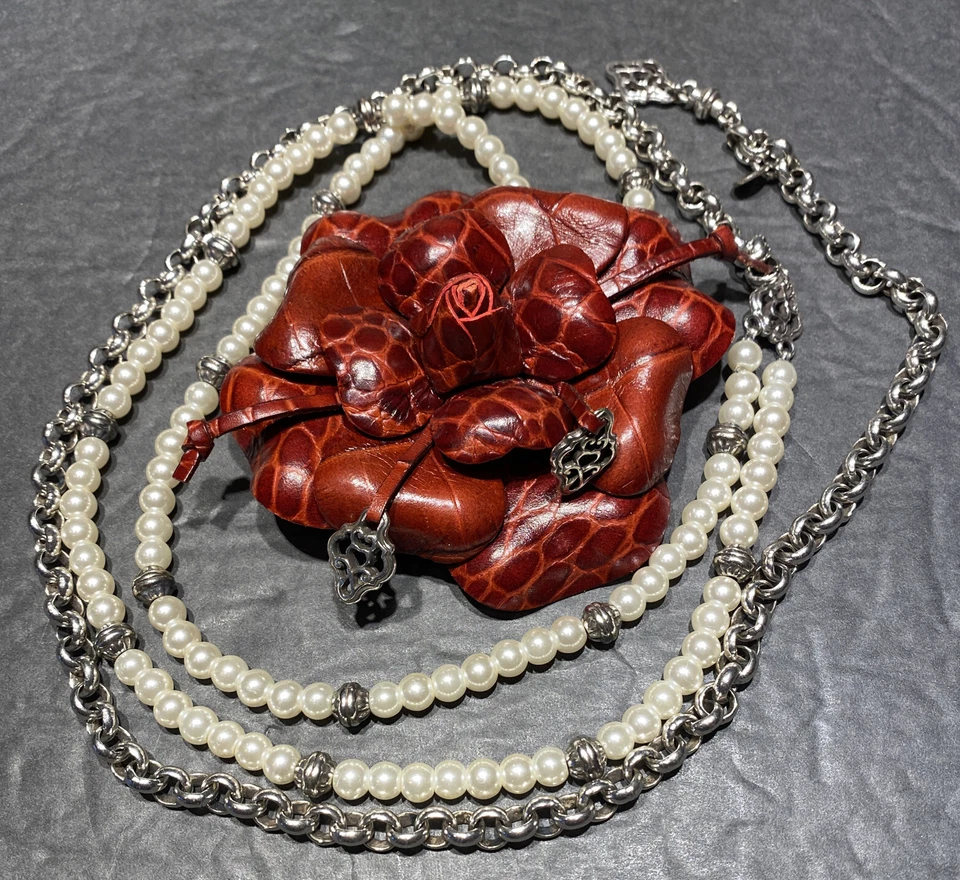 "Collar cinturón flor cuero Brighton granate con perlas y cadena plateada 46""" Foto 1 de 4