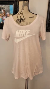 The Nike Tee Pale Lilac Tshirt Top Activewear Sportwear Essential Size M - Picture 1 of 12
