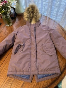 Abrigo de Invierno Mini Boden Niñas 7/8 Con Capucha Borde de Piel Púrpura Forrado Sherpa - Imagen 1 de 5