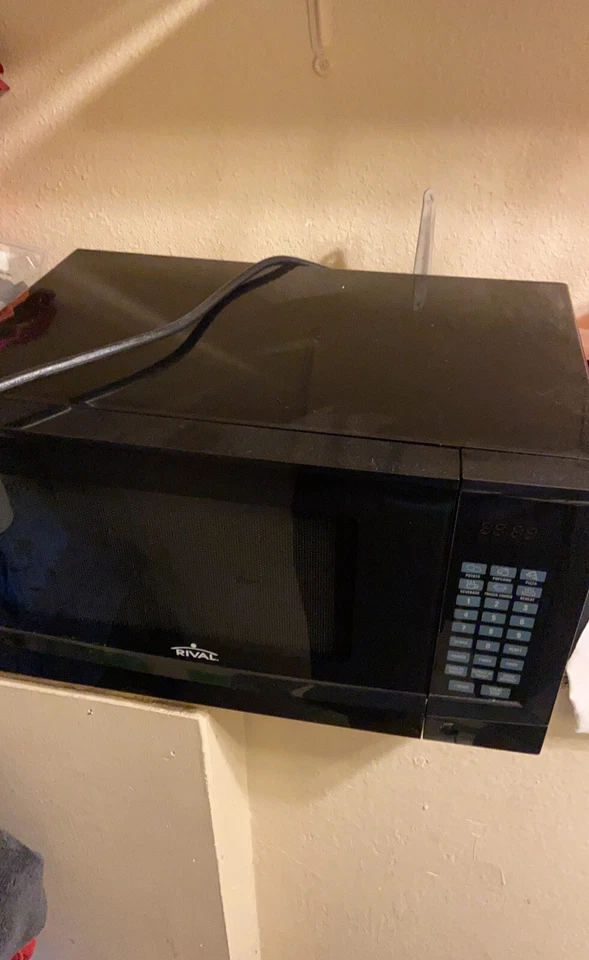 Rival 0,7 куб. Футовая цифровая микроволновая печь (черная, 700 Вт) - Изображение 1 из 2