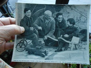 Collage Carton Photo issue d'article Magazine Picasso & sa Famille a Vallauris  - Picture 1 of 2