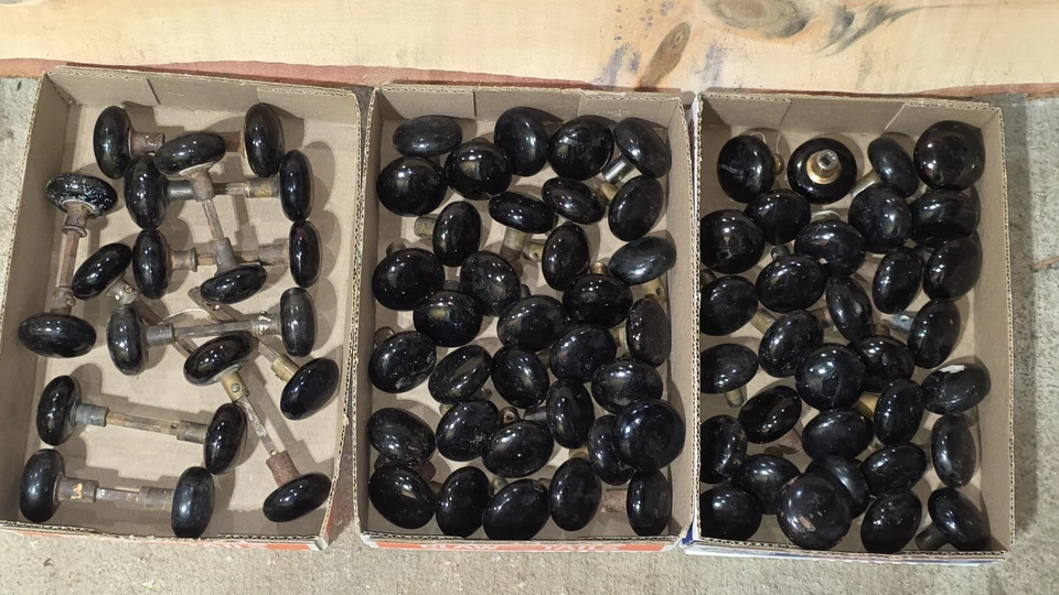 Antiguo lote de 84 perillas y husillos de puerta de metal latón porcelana negro mezcla Foto 1 de 4