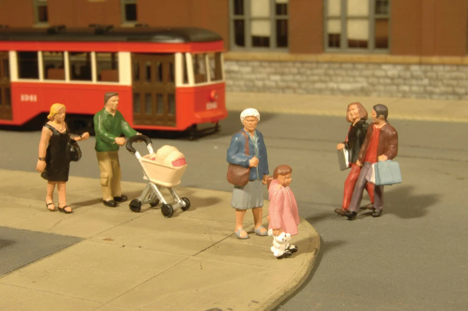 Bachmann HO SceneScapes Figures Strolling People pkg(6) 33109 - Image 1 of 1