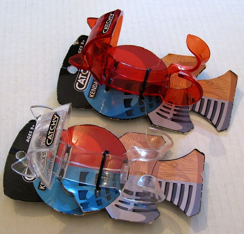 2er Set Vintage eingängige Kendama Halter Clips rot und transparent auf Original Karten - Bild 1 von 3