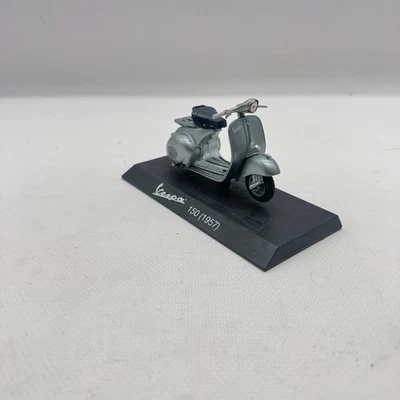 MODELLINO SCOOTER VESPA 150 GRIGIA 1957 - MAISTO - SCALA 1:18 - Immagine 1 di 4