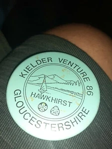 Hawkhirst Gloucestershire Scout Camp 1986 Vintage Badge - Foto 1 di 2