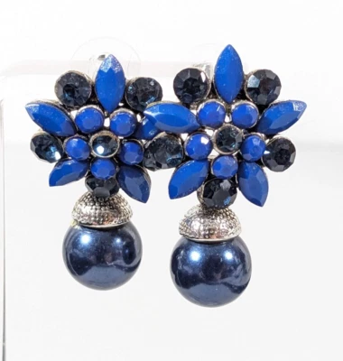 Pendientes colgantes perforados con dije de perlas de imitación redondas con flores de diamantes de imitación de color azul Navette Foto 1 de 4