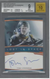 2022 LOST IN SPACE COLLECTOR'S SET AUTOS TOBY STEPHENS (JOHN ROBINSON) MT BGS 9 - Picture 1 of 2