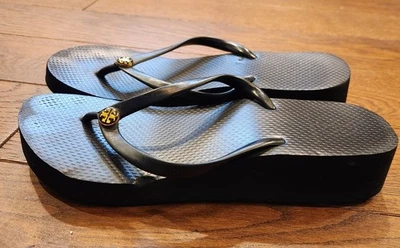 Sandalia de cuña Tory Burch negra  Foto 1 de 4