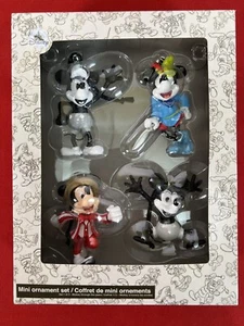 Juego de 4 adornos de Mickey Mouse a través de los años de los parques de Disney 1 de 3 nuevos retirados - Imagen 1 de 4