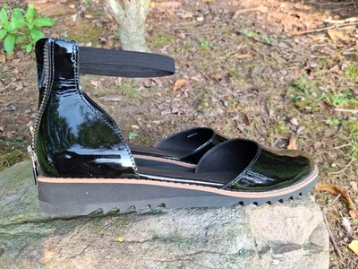 Eileen Fisher Emmet 1" alça de tornozelo cunha couro envernizado preto com zíper nas costas 9,5 mulher - Imagem 1 de 4