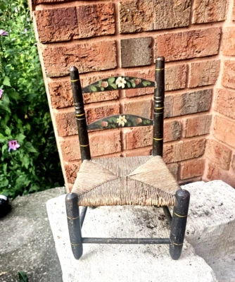 CADEIRA INFANTIL ANTIGA DE MADEIRA ESCADA TRASEIRA TECIDO ASSENTO DE VIME PINTADO À MÃO - Imagem 1 de 4