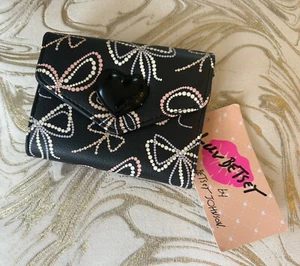 ¡Nuevo! Cartera Betsey Johnson Triple Arcos Perla Corazón Logo Negro Rosa Estilo 🎀🖤 - Imagen 1 de 5