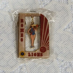 Pin Club de Leones 1978 Michigan ~ Tokio 78 ~ Romeo ~ Reina Melocotón - Imagen 1 de 5