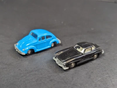 Coches escala HO 1/87 dos vehículos gris bombón Mercedes 300 SL / Volkswagen Bug Foto 1 de 4
