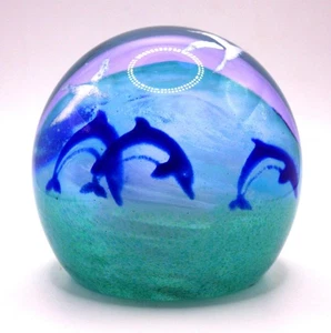 Magnum Caithness Glas Briefbeschwerer 'DOLPHINARIUM' Delfine, Möwen, Ozean, Fische - Bild 1 von 1