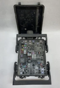 2015-2019 Chevrolet Silverado 2500 3500 Engine Compartment Fuse Box 6.6L - Picture 1 of 3
